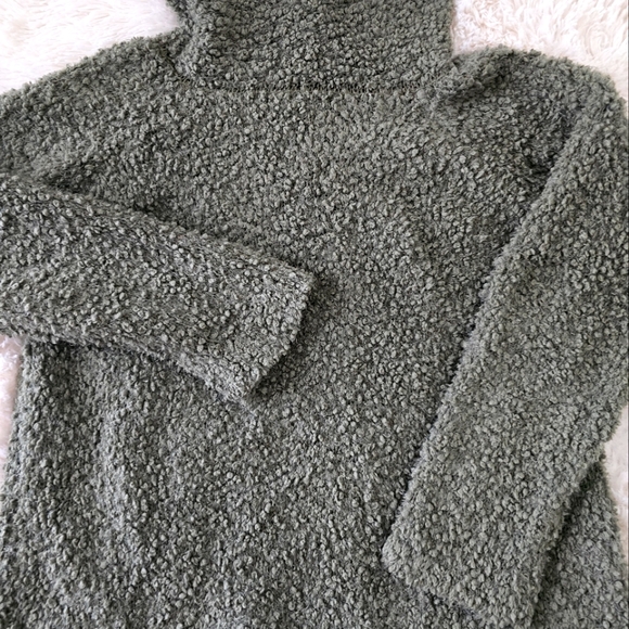 Moss Green Boucle Turtleneck Sweater size L - Picture 12 of 13